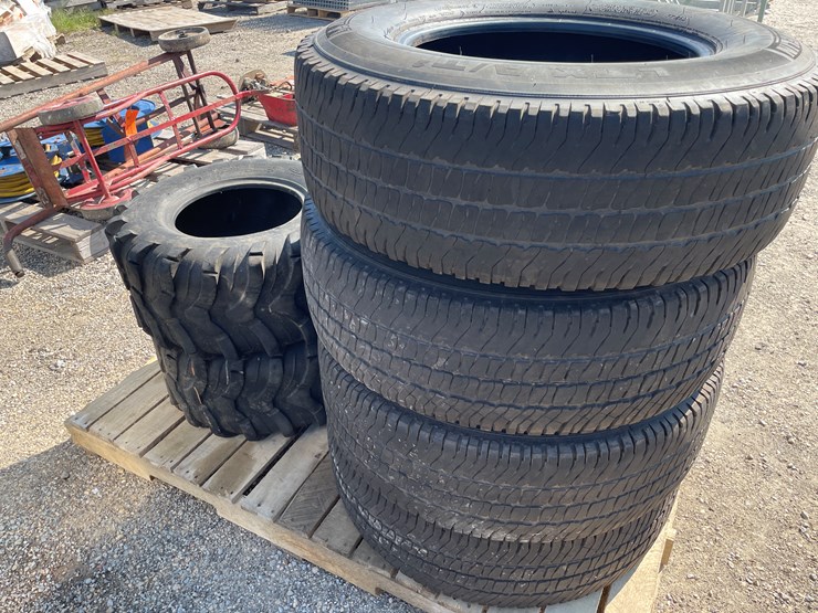 #6771-•-(2)-utv-drive-tires-and-(4)-tires-image-1