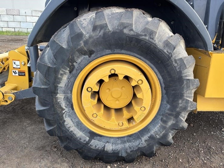 2019-deere-210l-image-26