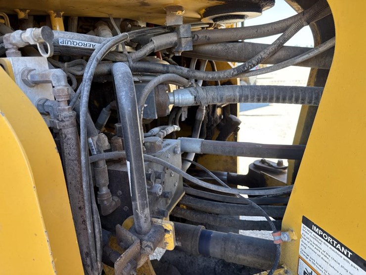2018-deere-844k-image-26