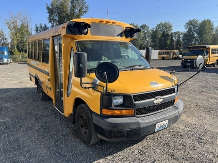 2009-chevrolet-express-school-bus-image-2