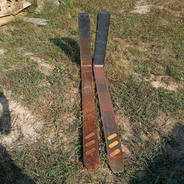 #107 • Set of 42" Pallet Forks [damaged]