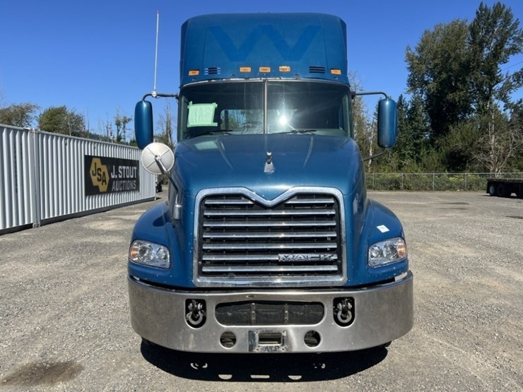 2013-mack-cxu-tri-axle-truck-tractor-image-8