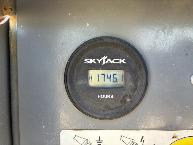 2017-skyjack-sj6826rt-image-16
