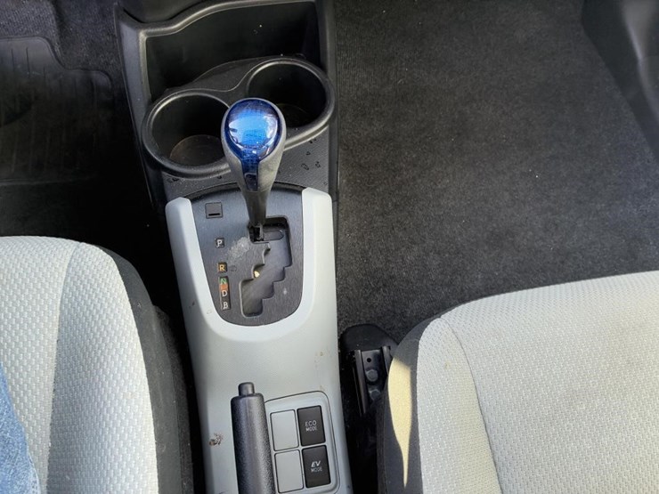 2014-toyota-prius-hatchback-image-12