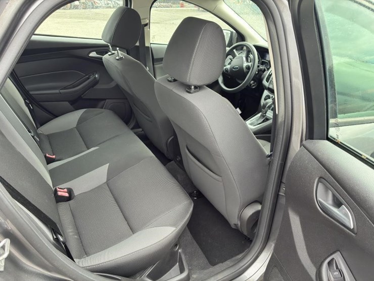 2014-ford-focus-sedan-image-9