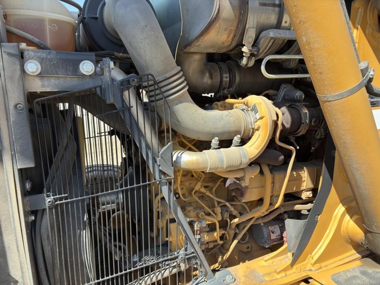 2018-deere-310l-image-17