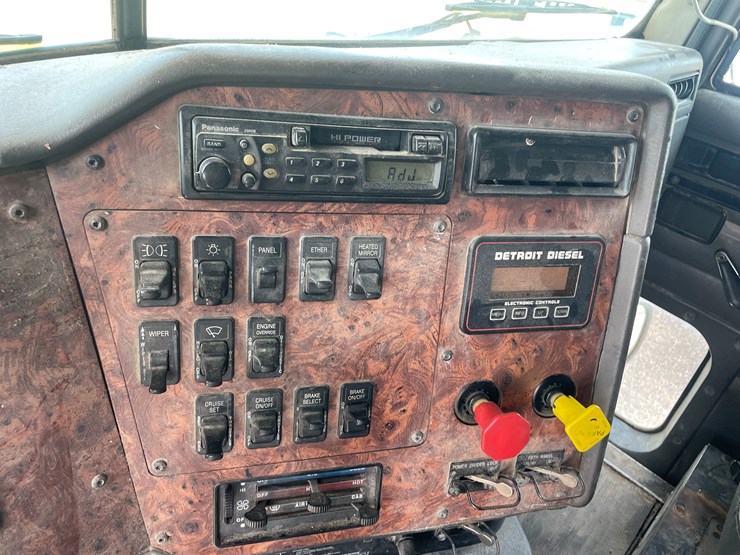 #1003-•-1997-international-semi-tractor-(has-wi-title)-image-53