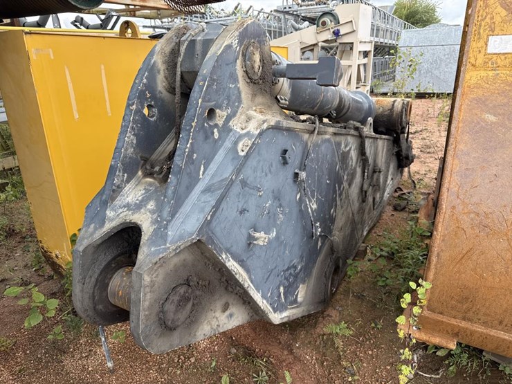 2020-deere-670g-lc-image-43
