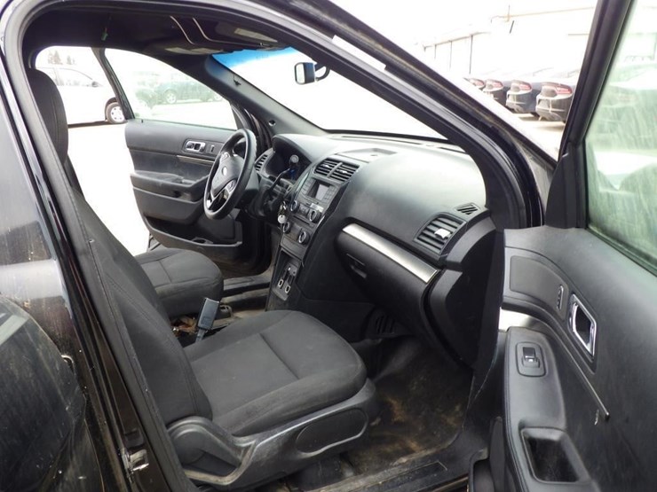 2016-ford-explorer-image-6