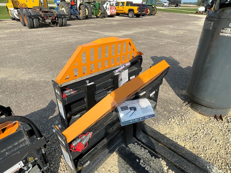#3050-•-wolverine-adjustable-skid-steer-pallet-forks-image-2