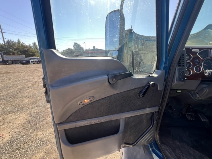 2013-mack-cxu-tri-axle-truck-tractor-image-31