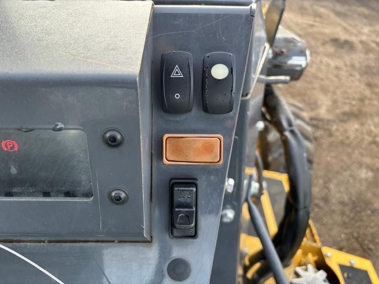 2019-deere-210l-image-34