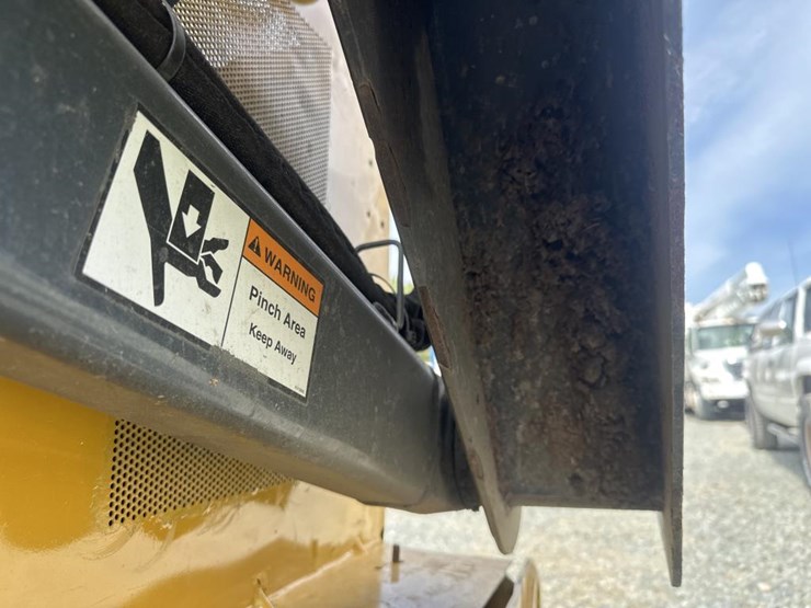 2014-deere-326e-image-25