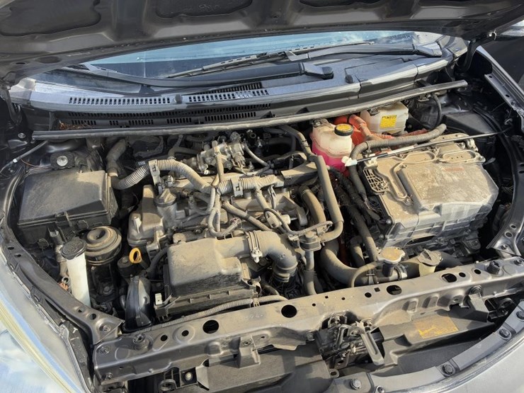 2014-toyota-prius-hatchback-image-6