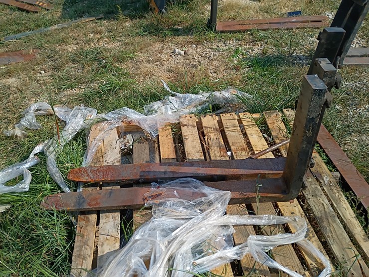 #102-•-set-of-42"-pallet-forks-image-2