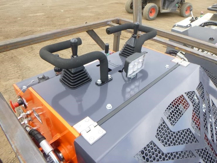 tpm-t460-skid-steer-track-loader-image-17