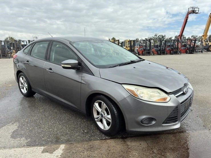 2014-ford-focus-sedan-image-2