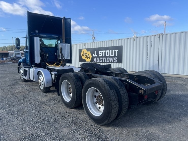 2013-mack-cxu-tri-axle-truck-tractor-image-6