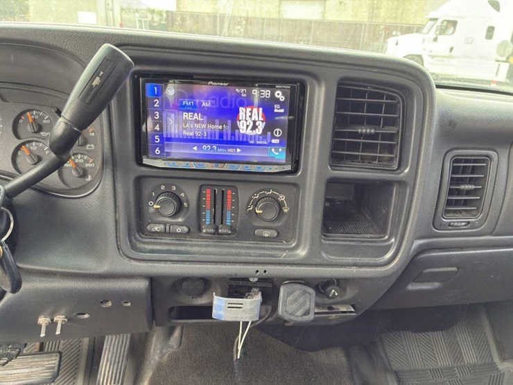 2005-gmc-sierra-crew-cab-pickup-image-13