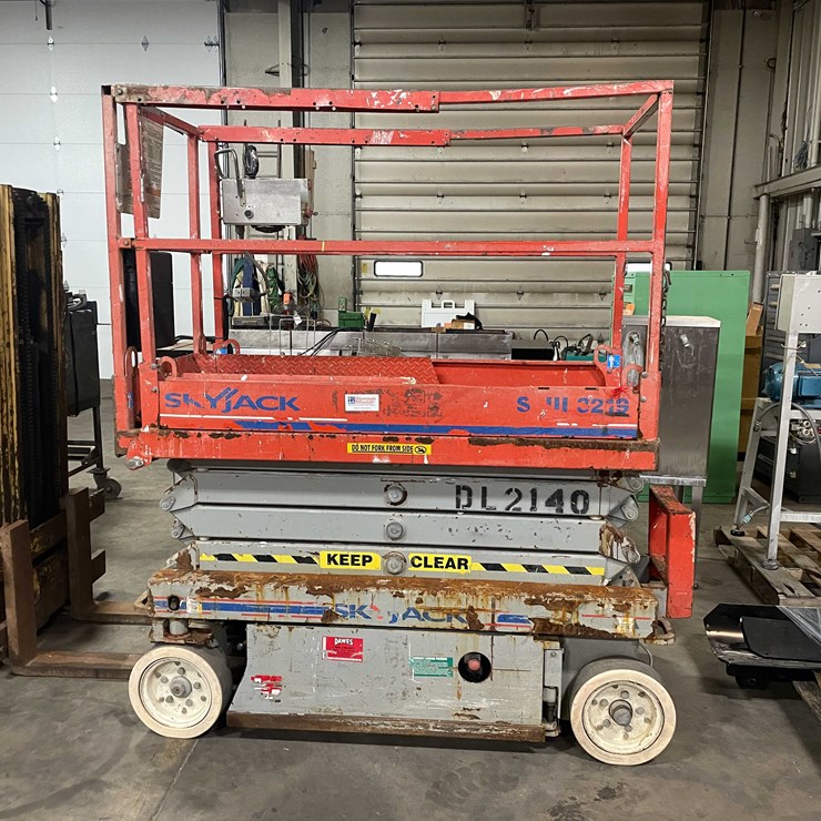 #1983 • 19' Scissor Lift (E)