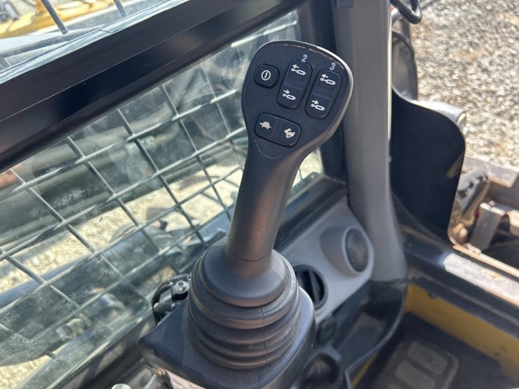 2022-new-holland-l320-image-43