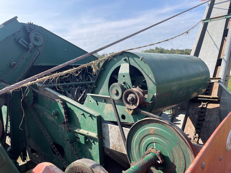 #1032-•-new-idea-(2)-row-corn-picker-image-15