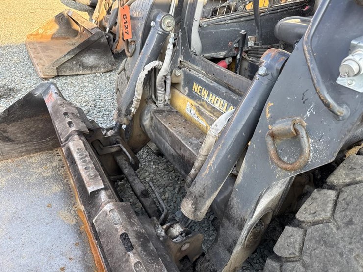 2020-new-holland-l228-image-13