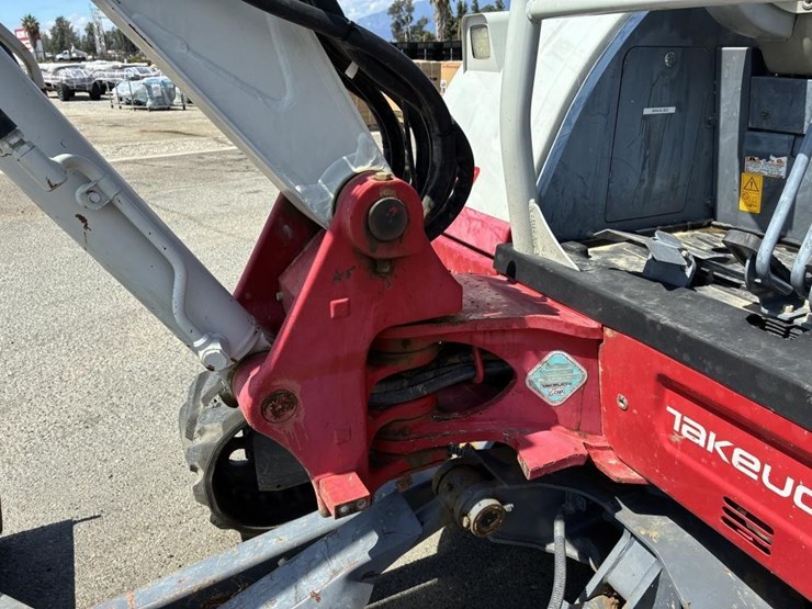 2019-takeuchi-tb240-image-11
