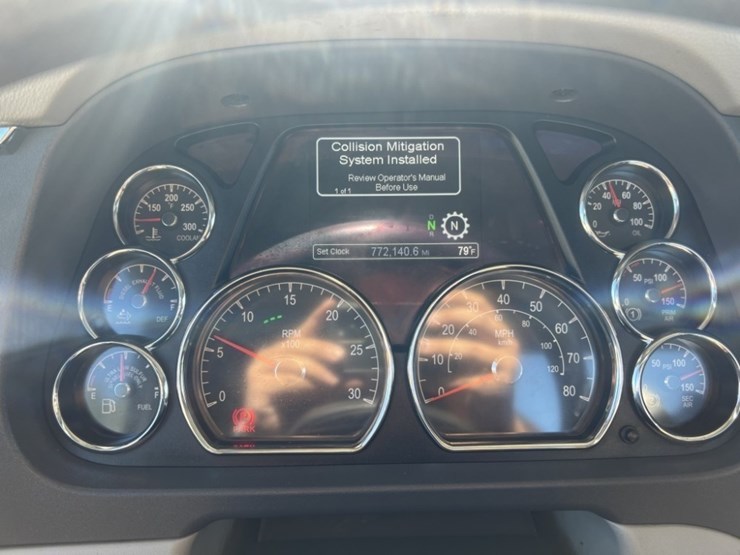 2020-peterbilt-579-image-33