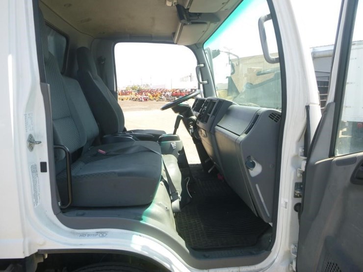 2012-isuzu-npr-image-16