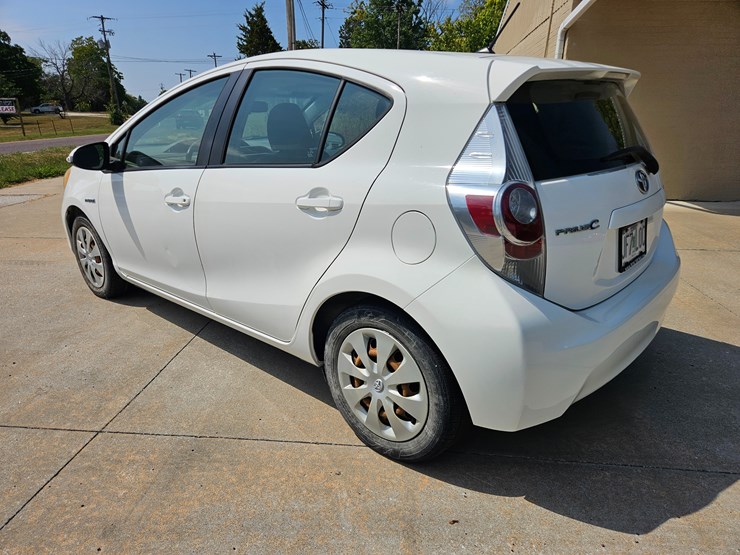 #16993-•-2012-toyota-prius-c-passenger-car-image-8