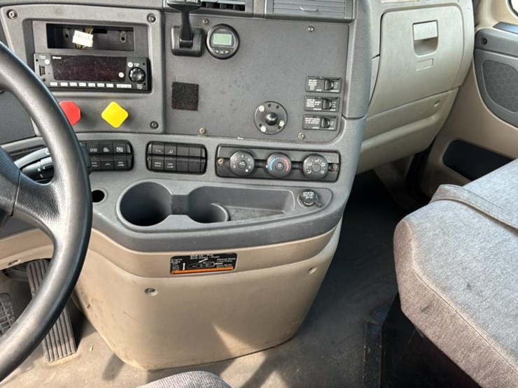 #1959-•-2015-freightliner-day-cab-semi-truck-image-60