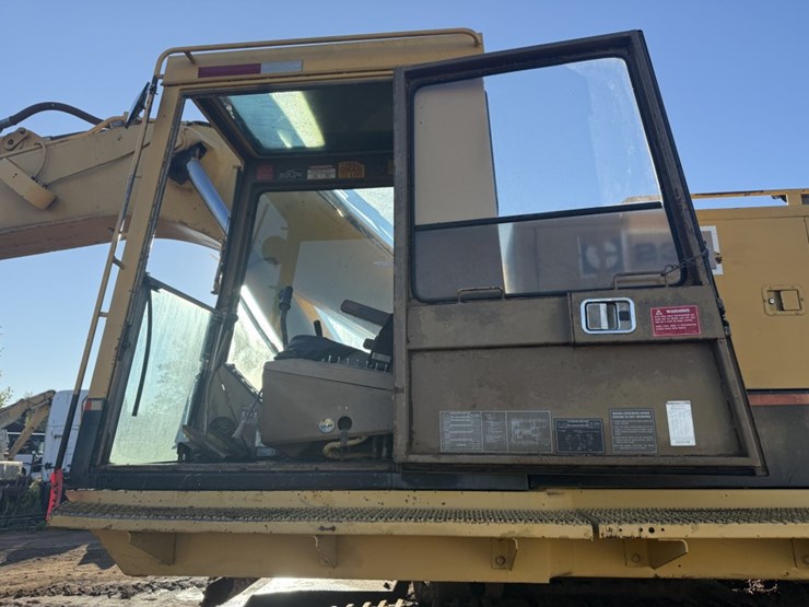 caterpillar-235-image-24