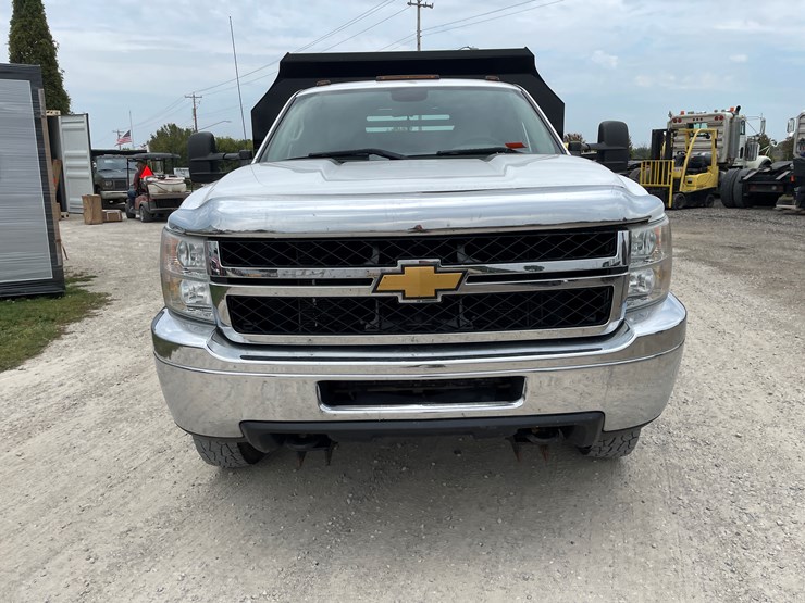 #1009-•-2014-chevy-3500hd-4x4-dually-truck-(has-wi-title)-image-2