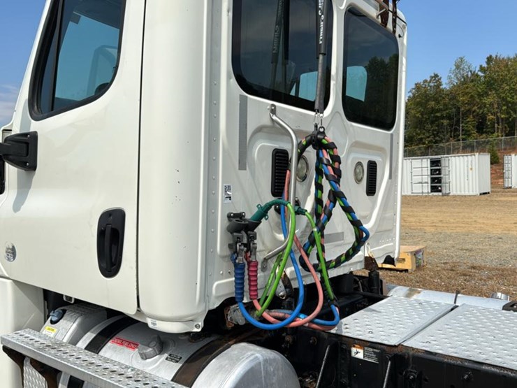 #1959-•-2015-freightliner-day-cab-semi-truck-image-12