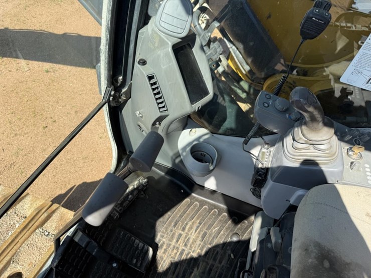 2020-deere-670g-lc-image-25