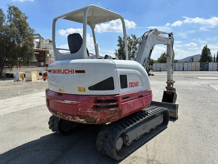 2019-takeuchi-tb240-image-3