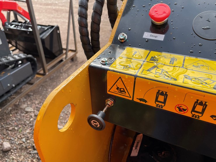 #8174-•-agt-compact-track-loader-image-15