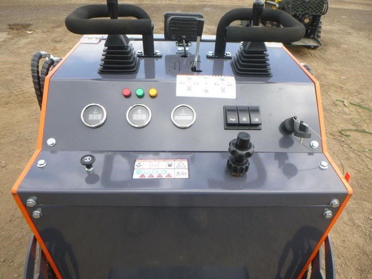 tpm-t460-skid-steer-track-loader-image-15