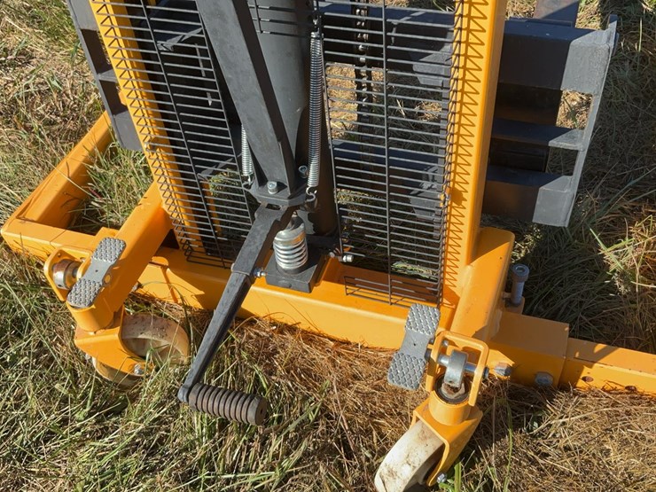 #224-•-hand-stacker-lift-image-8