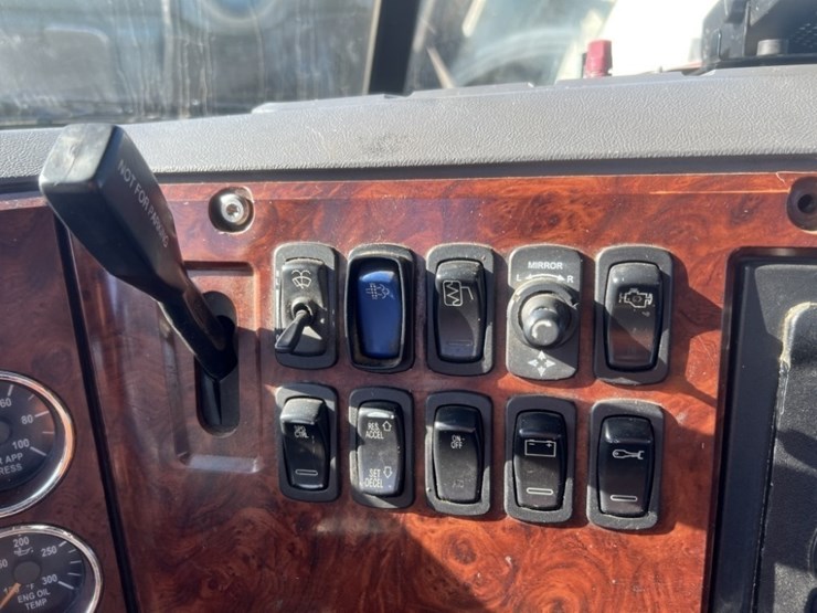 2013-mack-cxu-tri-axle-truck-tractor-image-33