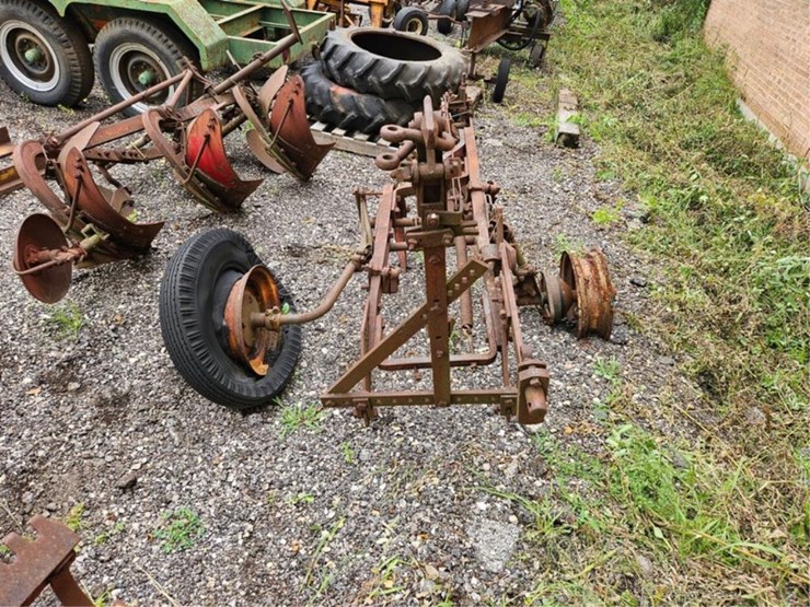 #2068-•-allis-chalmers-2b-pull-plow-image-8