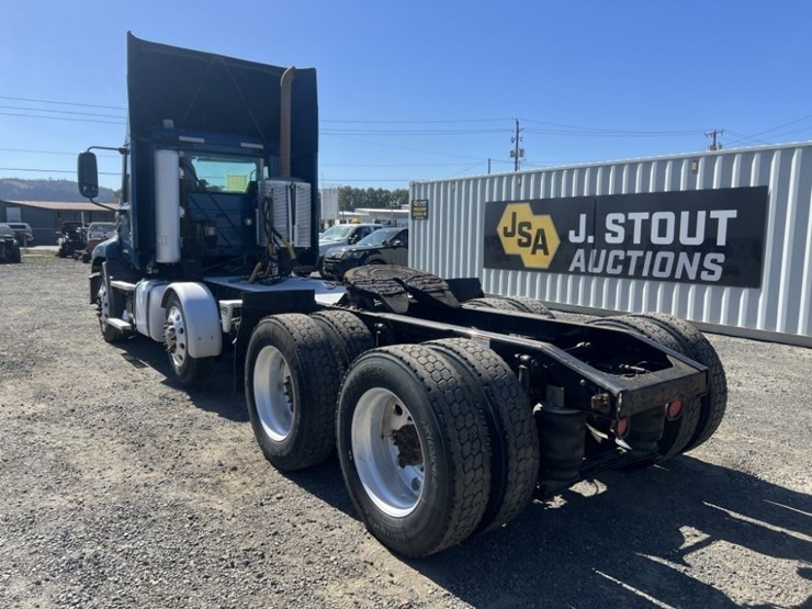 2013-mack-cxu-tri-axle-truck-tractor-image-6