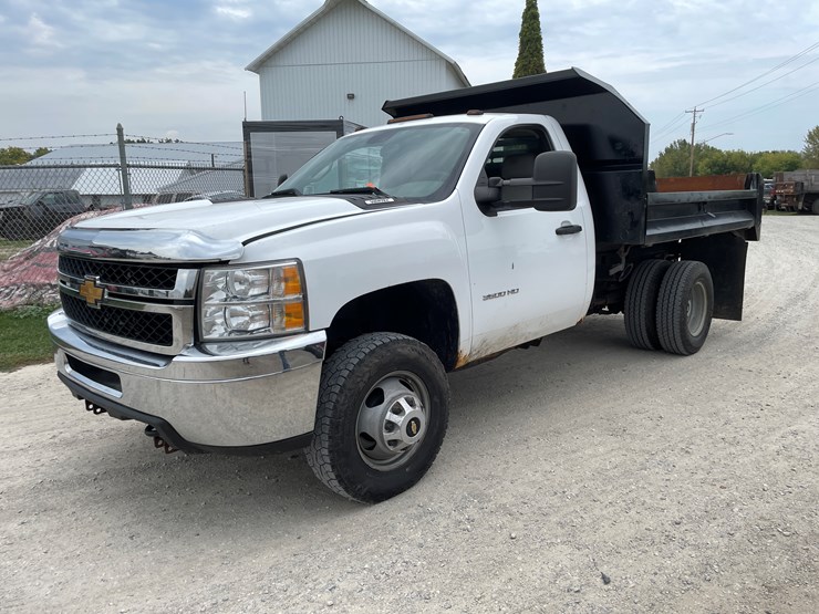 #1009-•-2014-chevy-3500hd-4x4-dually-truck-(has-wi-title)-image-1