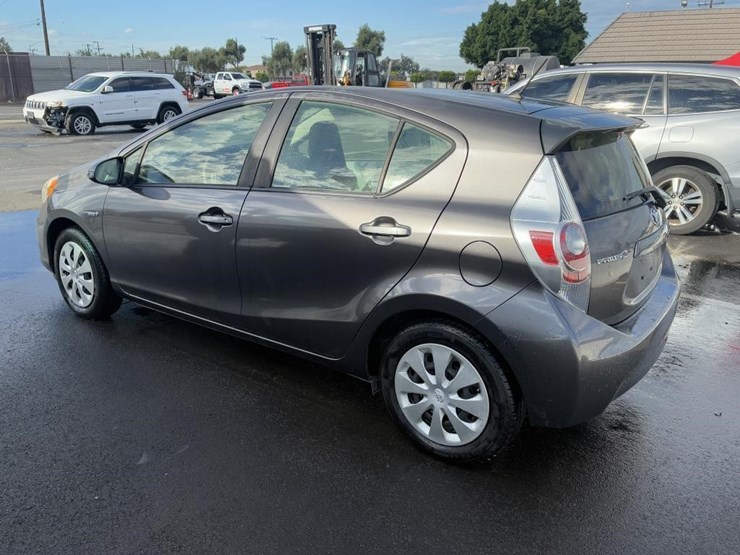 2014-toyota-prius-hatchback-image-4