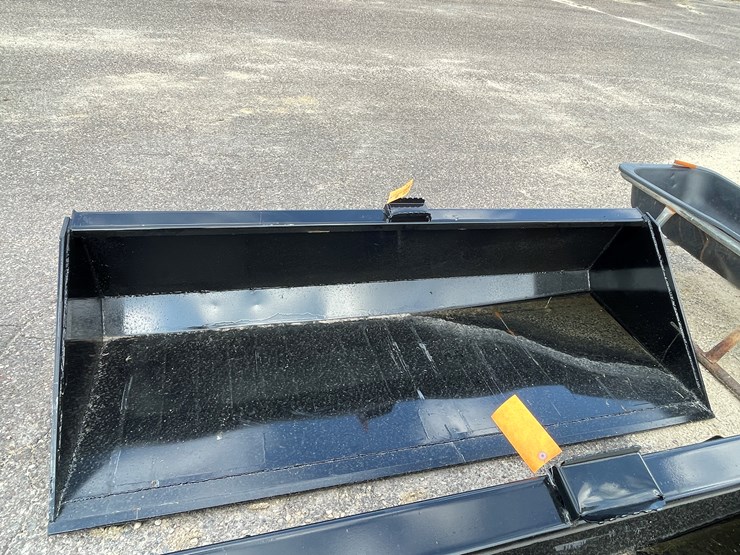 #3006-•-skid-steer-7'-6"-dirt-bucket-image-3