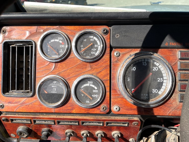 1999-freightliner-108sd-image-49