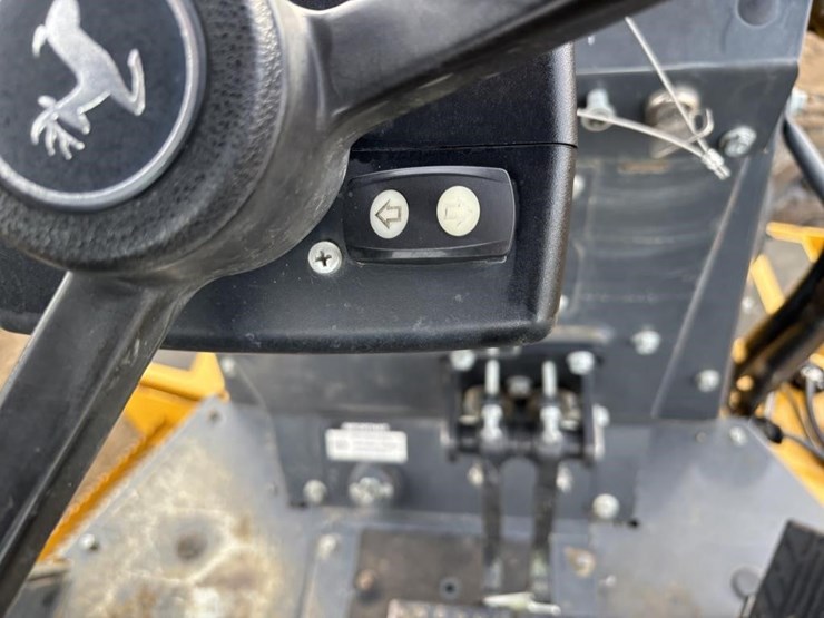 2019-deere-210l-image-33