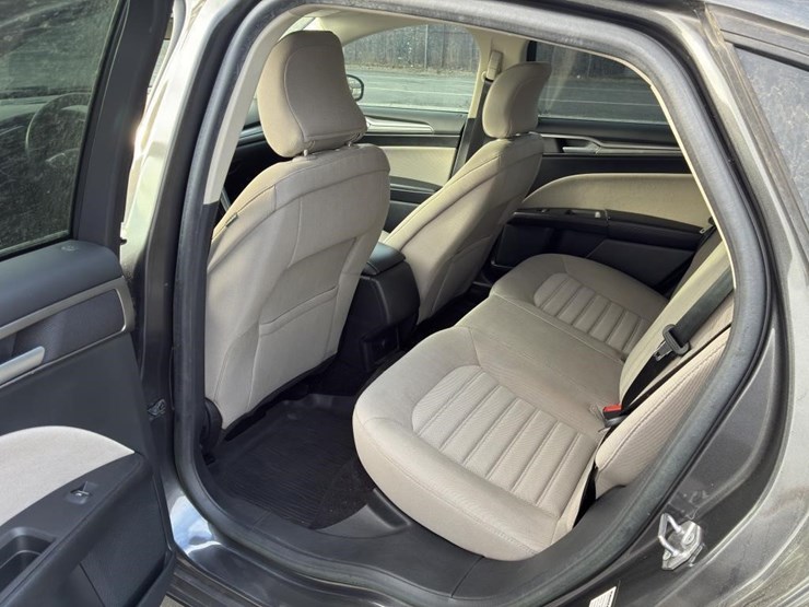 2017-ford-fusion-sedan-image-10