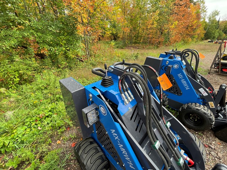 #8165-•-agt-skid-steer-loader-image-19